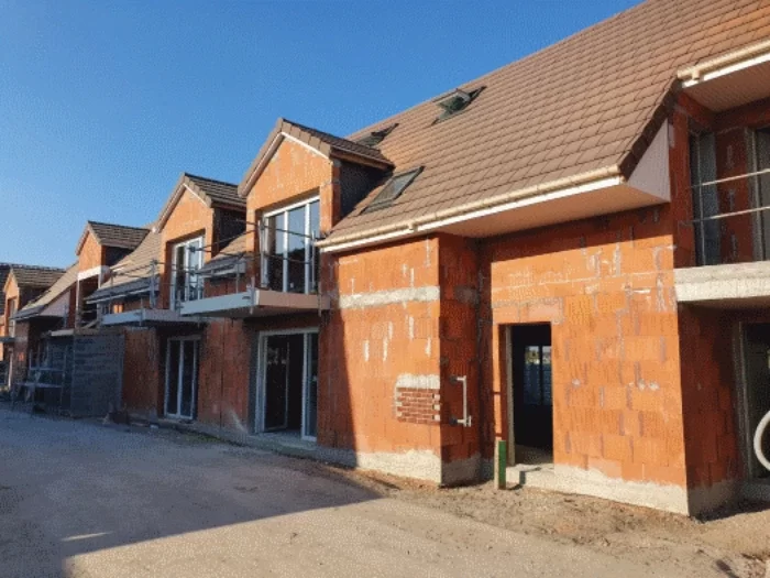 Ing&eacute;nieur r&eacute;alisant un diagnostic structure sur un b&acirc;timent en briques &agrave; Rouen